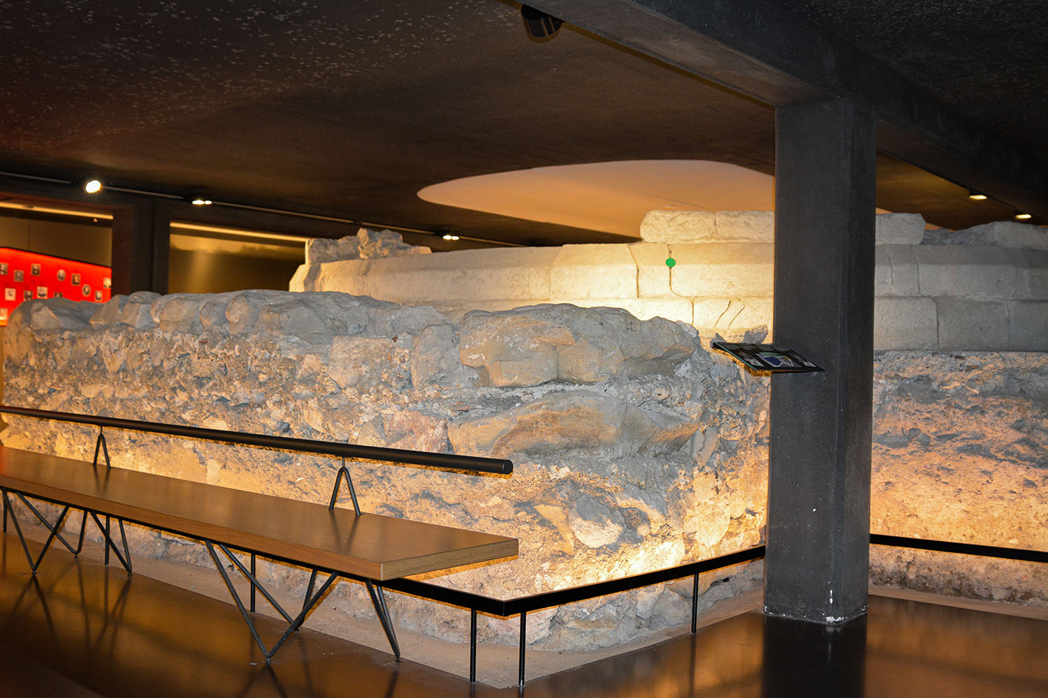 Steigt man in den Keller der Fraumünster Kirche, zeigt die Krypta einen Einblick in die Historie. 